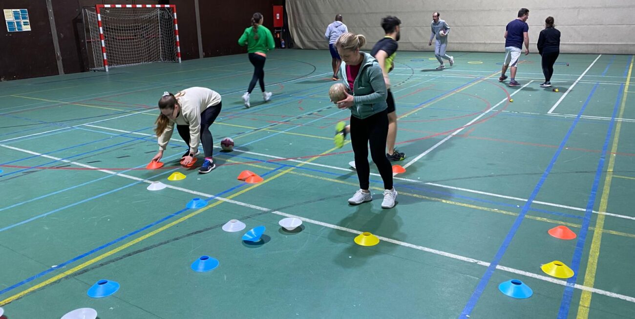 Le Handfit, c’est une activité physique ludique et accessible à tous, basée sur des mouvements inspirés du handball et adaptés à tous les niveaux.